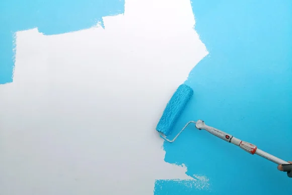 Weiße Wand wird blau übermalt